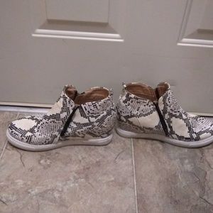 Snakeskin women's 10 wedges